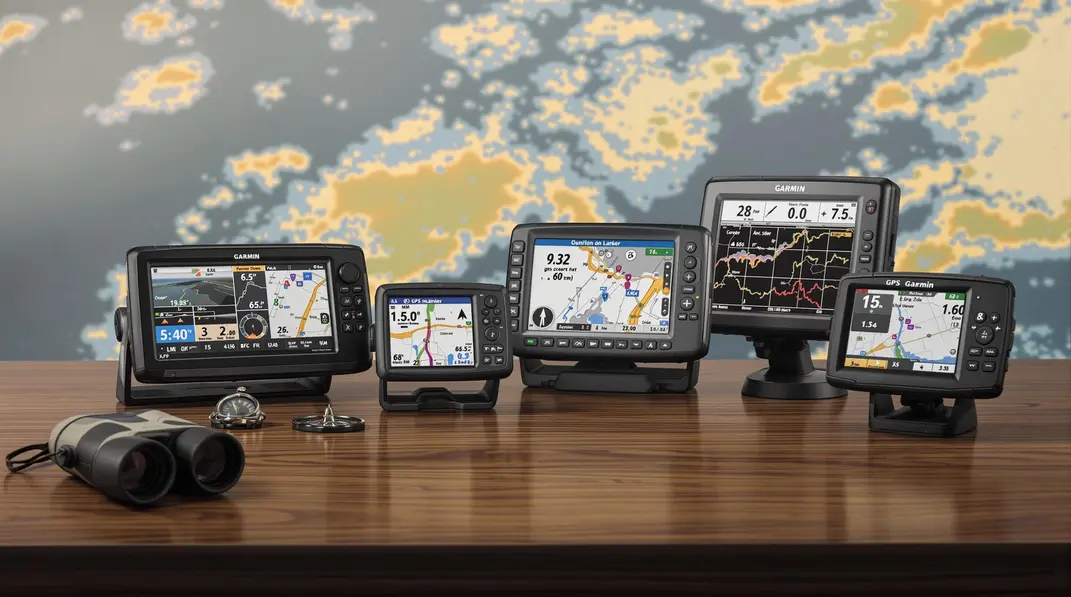 Tableau comparatif des spécifications techniques des modèles de GPS marins de 2025.