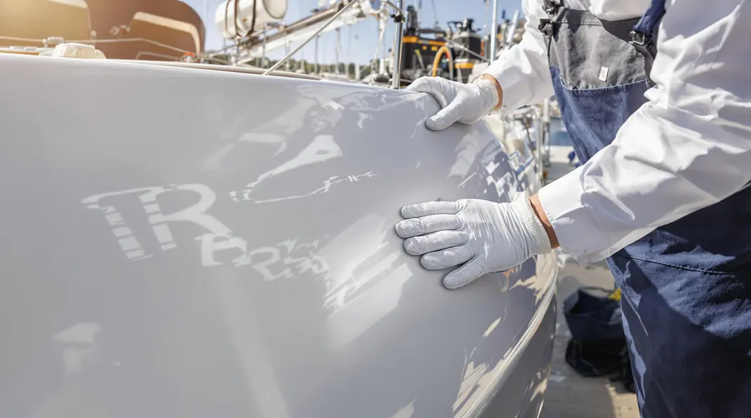 Bateau en polyester montrant une coque bien entretenue grâce à des mesures préventives.
