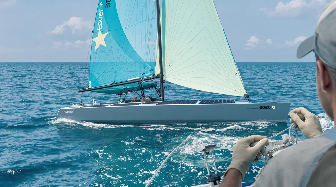 Bateau moderne avec équipements écologiques sur une mer paisible.