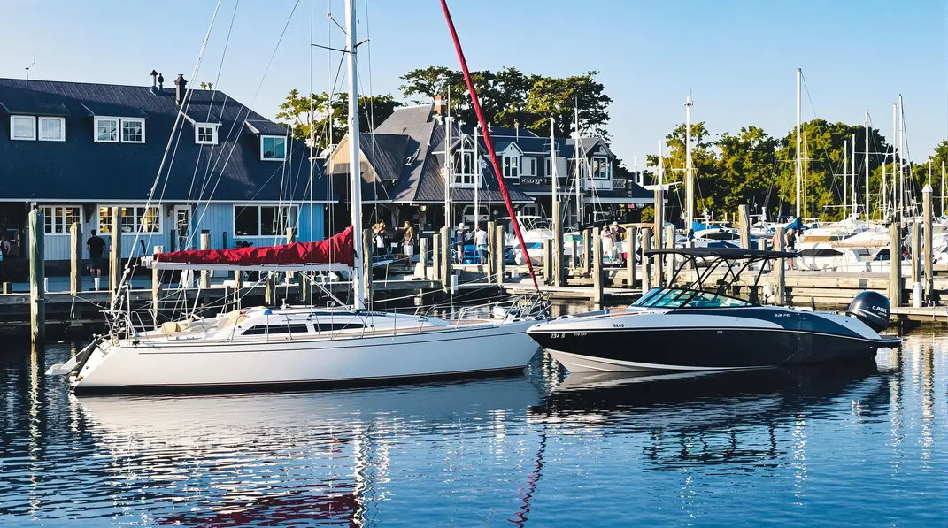 Discuter des besoins et fixer un budget pour l’achat d’un bateau.