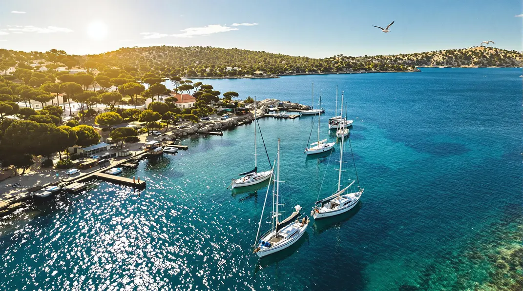 Une vue aérienne des Îles d’Hyères, un paradis pour les plaisanciers.