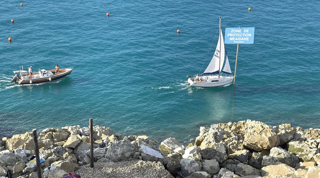 Voilier amarré dans une zone de mouillage autorisée en Méditerranée.