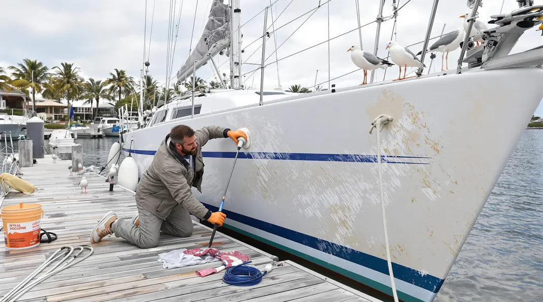 Un nettoyage approfondi pour préserver l&rsquo;état du bateau pendant l&rsquo;hivernage.