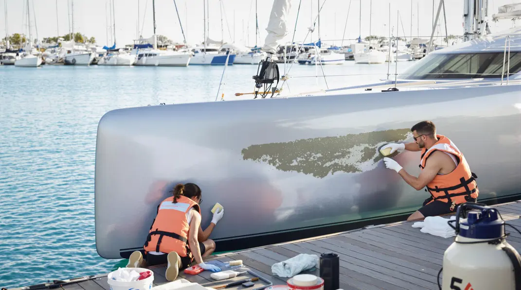 Nettoyage régulier et protection des coques jumelles pour éviter le biofouling.