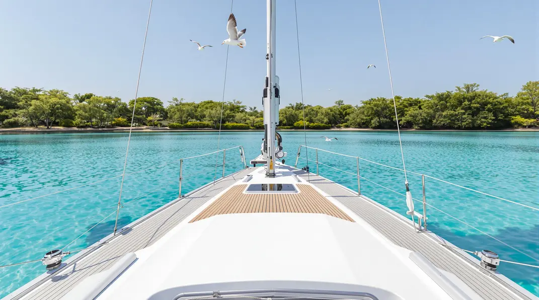 Bateau moderne avec équipements écologiques sur une mer paisible.