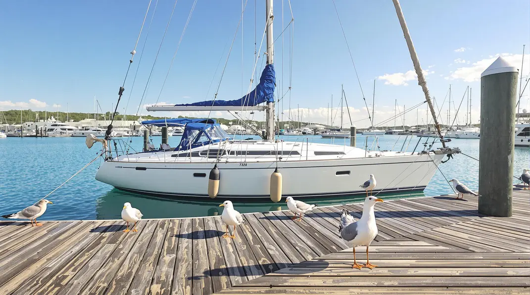 Bateau en polyester montrant une coque bien entretenue grâce à des mesures préventives.