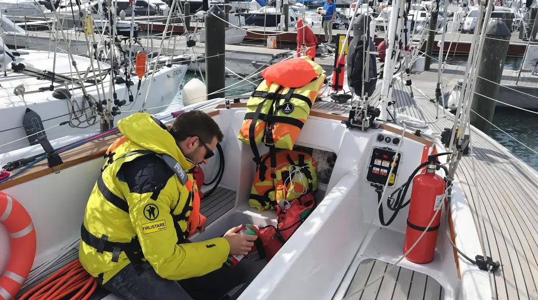 Inspecter minutieusement son équipement avant de partir est crucial pour une navigation sûre.