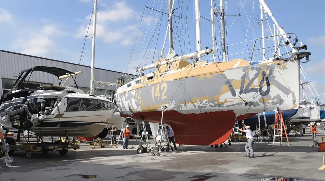 Vérification cruciale avant le démarrage d’un moteur marin.